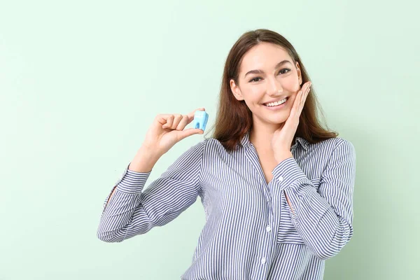 美丽的年轻女子 有塑料牙的颜色背景 — 图库照片