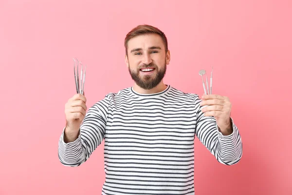 Jovem Com Ferramentas Odontológicas Sobre Fundo Cor — Fotografia de Stock