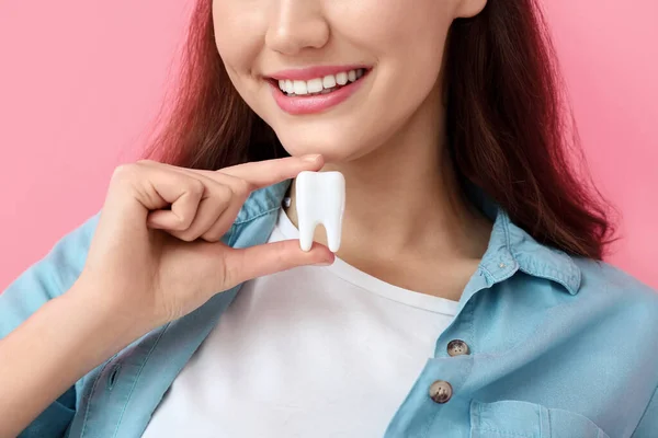 Piękna Młoda Kobieta Plastikowym Zębem Tle Koloru Zbliżenie — Zdjęcie stockowe