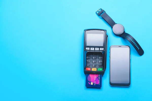 带信用卡 手机和彩色背景智能手表的支付终端 — 图库照片