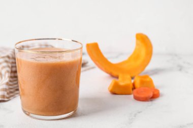 Hafif arka planda sebzeli bir bardak sağlıklı smoothie.