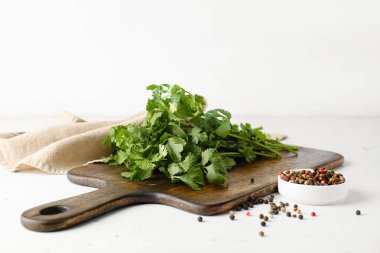 Taze kişniş ve hafif arka planda karışık biberli pano.