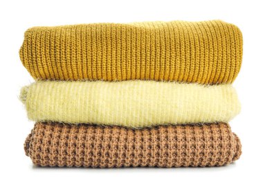 Beyaz arkaplanda şık kıyafetler yığını