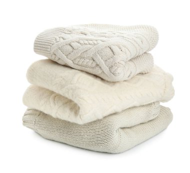 Beyaz arkaplanda şık kıyafetler yığını