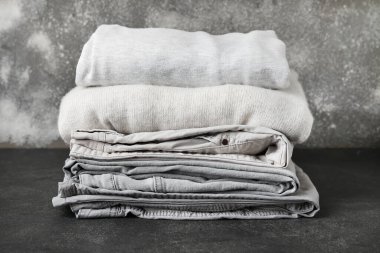 Grunge arka planında şık kıyafetler yığını