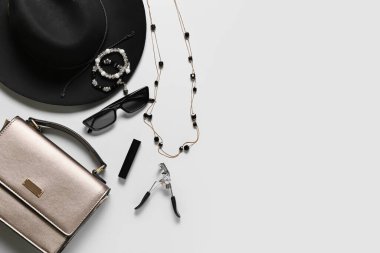 Gri arka planda şık kadın aksesuarları