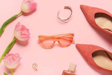 Renkli çiçekli şık kadın aksesuarları