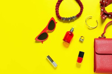 Renkli arka planda şık kadın aksesuarları