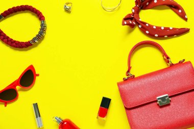 Renkli arka planda şık kadın aksesuarlarından yapılmış çerçeve