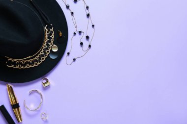 Renkli arka planda şık kadın aksesuarları