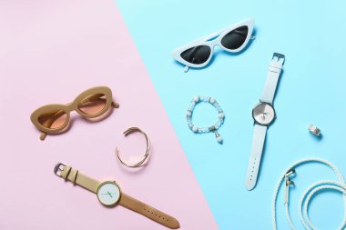 Renkli arka planda şık kadın aksesuarları