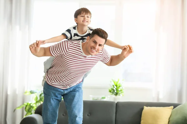 Ευτυχισμένος Πατέρας Και Μικρός Γιος Του Παίζουν Στο Σπίτι — Φωτογραφία Αρχείου