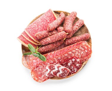 Beyaz arka planda lezzetli sosisli tabak