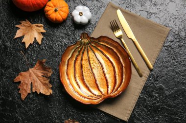 Karanlık arka planda Şükran Günü kutlaması için şık bir masa.