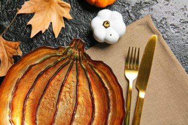 Karanlık arka planda Şükran Günü kutlaması için şık bir masa.