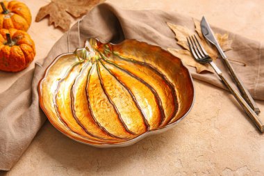 Renkli arka planda Şükran Günü kutlaması için şık masa düzenleme