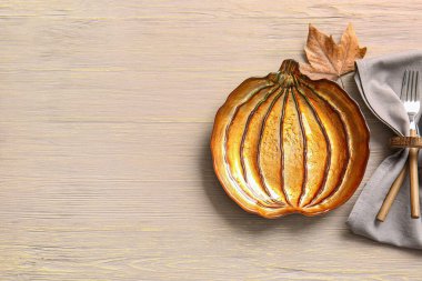 Ahşap arka planda Şükran Günü kutlaması için şık bir masa.