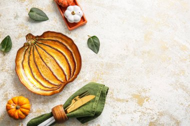 Şükran Günü kutlamaları için hafif arka planda şık bir masa.