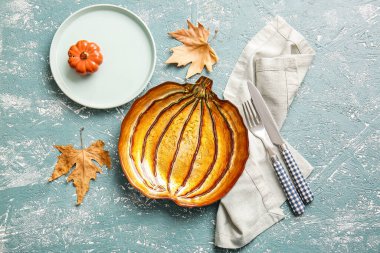 Şükran Günü kutlaması için arkaplanda şık bir masa hazırlığı.