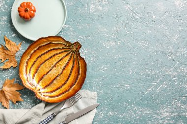 Şükran Günü kutlaması için arkaplanda şık bir masa hazırlığı.