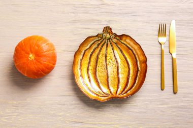 Ahşap arka planda Şükran Günü kutlaması için şık bir masa.