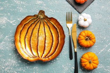Şükran Günü kutlaması için arkaplanda şık bir masa hazırlığı.