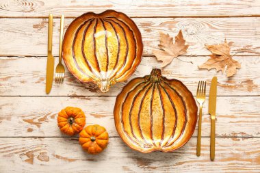 Beyaz ahşap arka planda Şükran Günü kutlaması için şık bir masa.