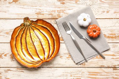 Beyaz ahşap arka planda Şükran Günü kutlaması için şık bir masa.