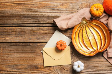 Ahşap arka planda Şükran Günü kutlaması için şık bir masa.