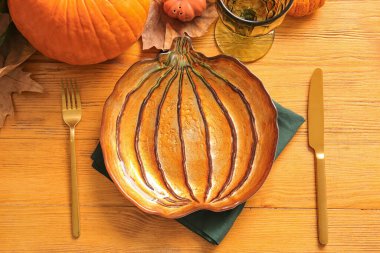 Ahşap arka planda Şükran Günü kutlaması için şık bir masa.