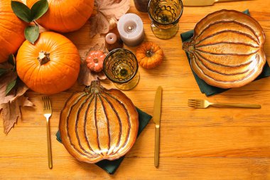 Ahşap arka planda Şükran Günü kutlaması için şık bir masa.