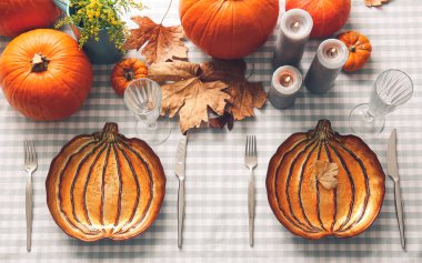 Yemek masasında Şükran Günü kutlaması için şık bir masa.