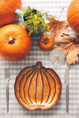 Yemek masasında Şükran Günü kutlaması için şık bir masa.