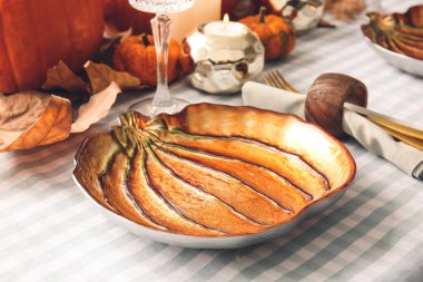 Yemek masasında Şükran Günü kutlaması için şık bir masa.