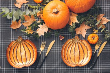 Yemek masasında Şükran Günü kutlaması için şık bir masa.