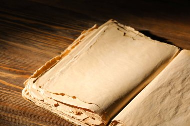 Tahta masadaki eski kitabı aç, yakın plan.