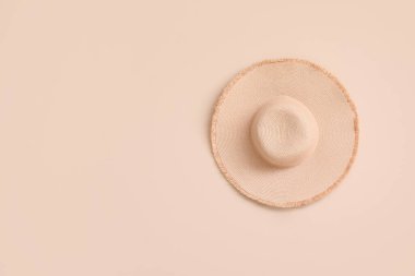 Renkli arka planda şık şapka