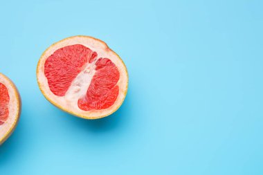 Renkli arkaplanda taze kesilmiş greyfurtlar