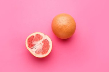 Renkli arkaplanda taze greyfurtlar