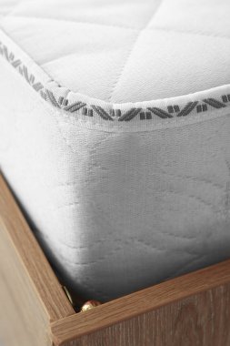 Yatak odasındaki yumuşak ortopedik yatak, yakın plan.