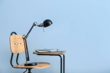 Renk duvarının yanında lamba ve aygıtlarla rahat bir iş yeri