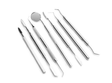 Beyaz arkaplanda dişçi araçları