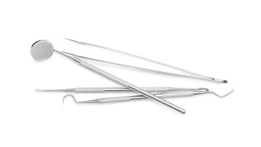 Beyaz arkaplanda dişçi araçları