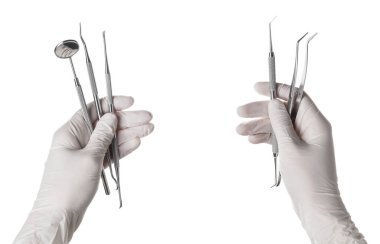 Beyaz arkaplanda araçları olan dişçi