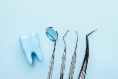 Dişçi aletleri ve arka planda plastik diş