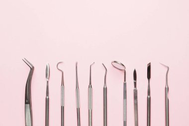 Dişçinin renk arkaplanı üzerindeki araçları