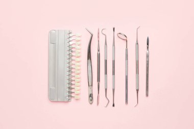 Dişçi araçları ve renk arkaplan üzerindeki diş örnekleri