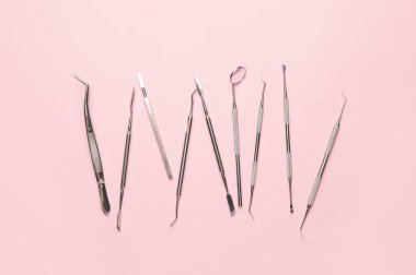 Dişçinin renk arkaplanı üzerindeki araçları