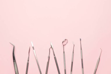 Dişçinin renk arkaplanı üzerindeki araçları