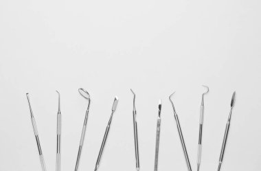 Işık arkaplanındaki dişçi araçları